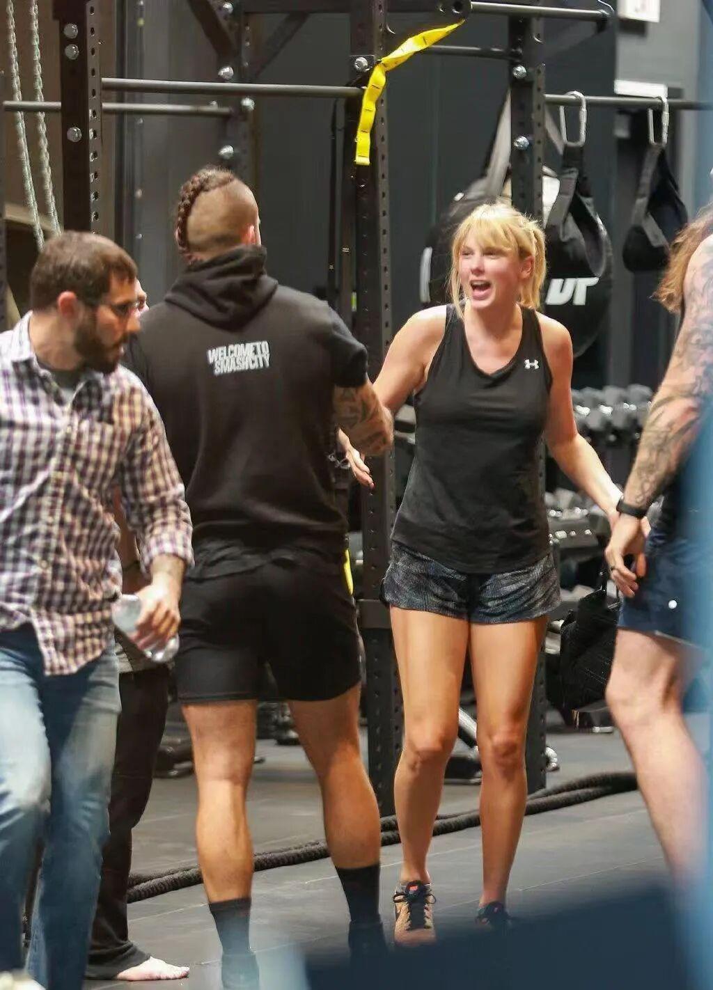 乐鱼体育app下载-Taylor Swift 霉霉在健身房，锻炼健康体格
