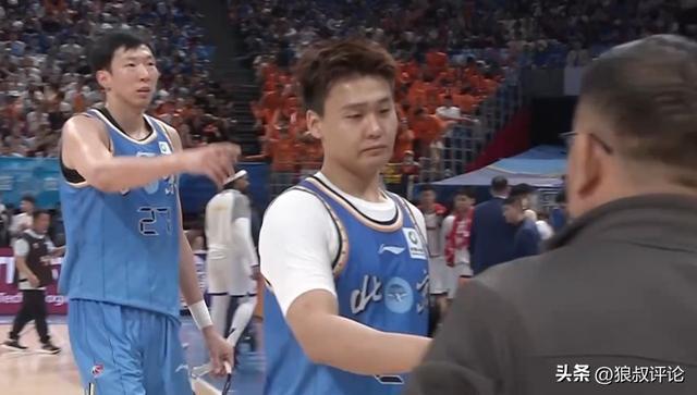 乐鱼体育登录入口-许利民：周琦篮板和防守队内无可替代 希望保持健康冲冠发挥作用